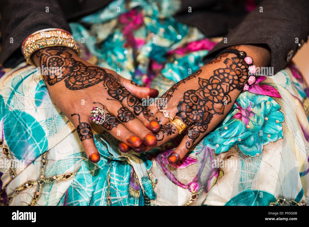 Le henné noir et brun dessins mains sur les femmes africaines pour la cérémonie du mariage avec des grosses bagues Banque D'Images