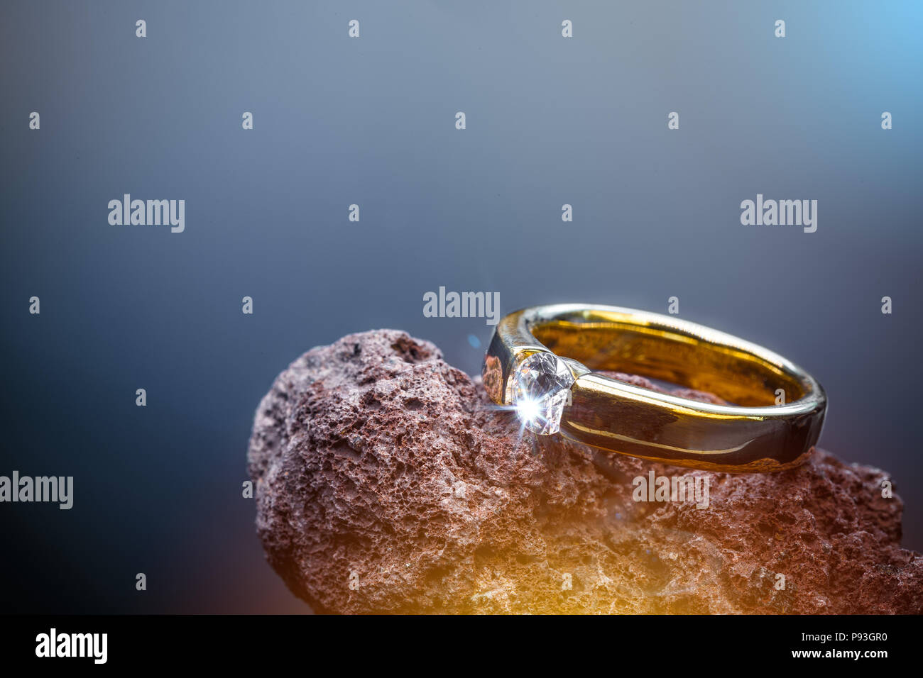Bague de mariage en or avec diamant sur fond bleu Photo Stock - Alamy