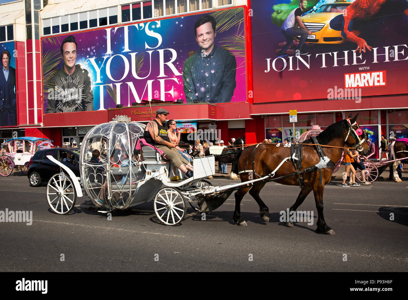 Royaume-uni, Angleterre, dans le Lancashire, Blackpool, Promenade, transport de passagers passant attraction de Madame Tussauds Banque D'Images