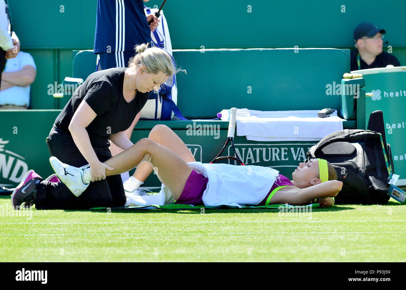 Aleksandra Krunic (Slovaquie) Sur réception de l'aide médicale et de physiothérapie de la cour au cours de la Nature Valley International, 26 juin 2018 Eastbourne Banque D'Images