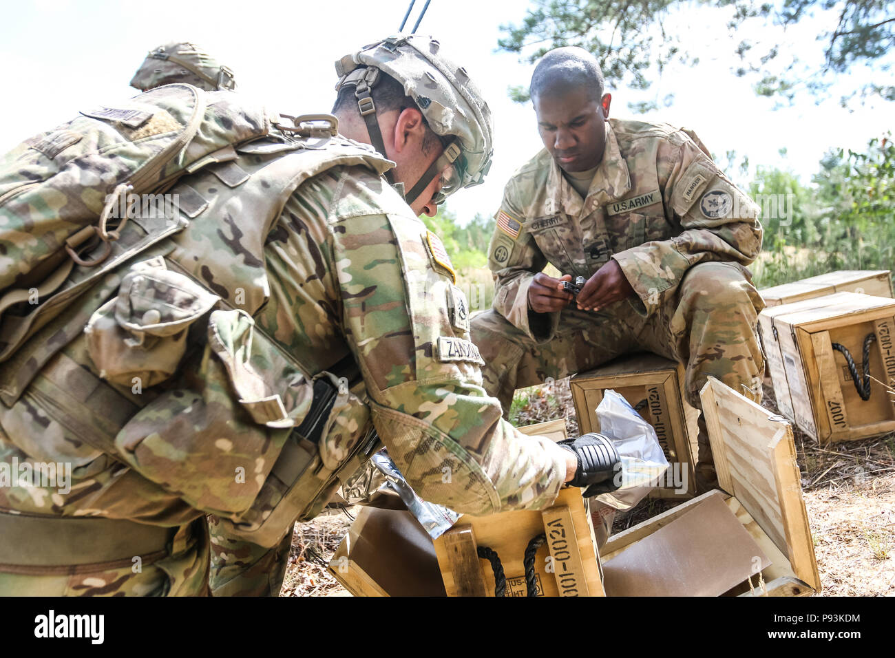 Le s.. Zachary Zandoonai (à gauche), et le sergent. Jared Cherry (à droite), avec 1er Escadron, 2e régiment de cavalerie, déballez M18A1 Claymore mines pendant un exercice multinational de formation claymore avec Battle Group Pologne Bemowo Piskie au domaine de formation, la Pologne le 10 juillet 2018. La Pologne est un groupe de combat, unique coalition multinationale d'États-Unis, Royaume-Uni, croate et soldats roumains qui servent avec la 15e Brigade mécanisée polonaise comme une force de dissuasion de l'OTAN à l'appui de l'amélioration de l'avant la Présence. (U.S. Photo de l'armée par la CPS. Hubert D. Delany III /22e Détachement des affaires publiques mobiles) Banque D'Images