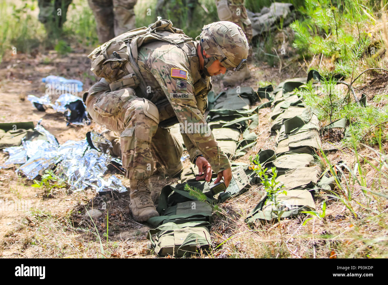 La CPS. Camden Bowers, un Blue Earth, Minnesota et indigènes fantassin 1er Escadron, 2e régiment de cavalerie, dépaquète M18A1 Claymore mines pendant un exercice multinational de formation claymore avec Battle Group Pologne Bemowo Piskie au domaine de formation, la Pologne le 10 juillet 2018. La Pologne est un groupe de combat, unique coalition multinationale d'États-Unis, Royaume-Uni, croate et soldats roumains qui servent avec la 15e Brigade mécanisée polonaise comme une force de dissuasion de l'OTAN à l'appui de l'amélioration de l'avant la Présence. (U.S. Photo de l'armée par la CPS. Hubert D. Delany III /22e Détachement des affaires publiques mobiles) Banque D'Images