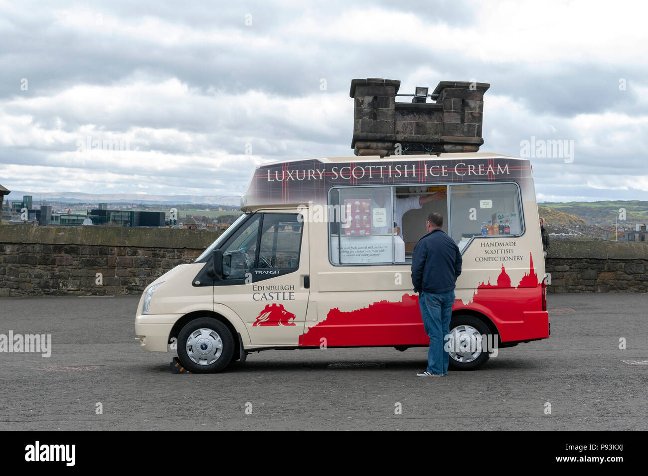 Confiserie et Écossais fait main ice cream distributeur van à l'Esplanade  en face de l'entrée principale du château d'Édimbourg, Écosse, Royaume-Uni  Photo Stock - Alamy