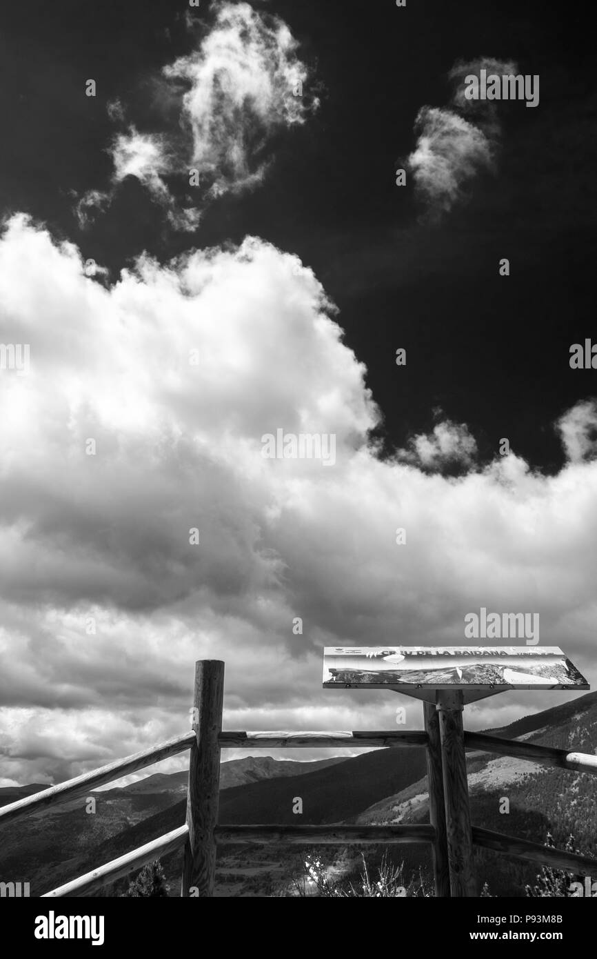 Cumulus dans le ciel au-dessus du Mirador de La Baidana, au-dessus de Setcases à 1780 mètres au-dessus du niveau de la mer en Pyrénées Catalanes, Espagne Banque D'Images