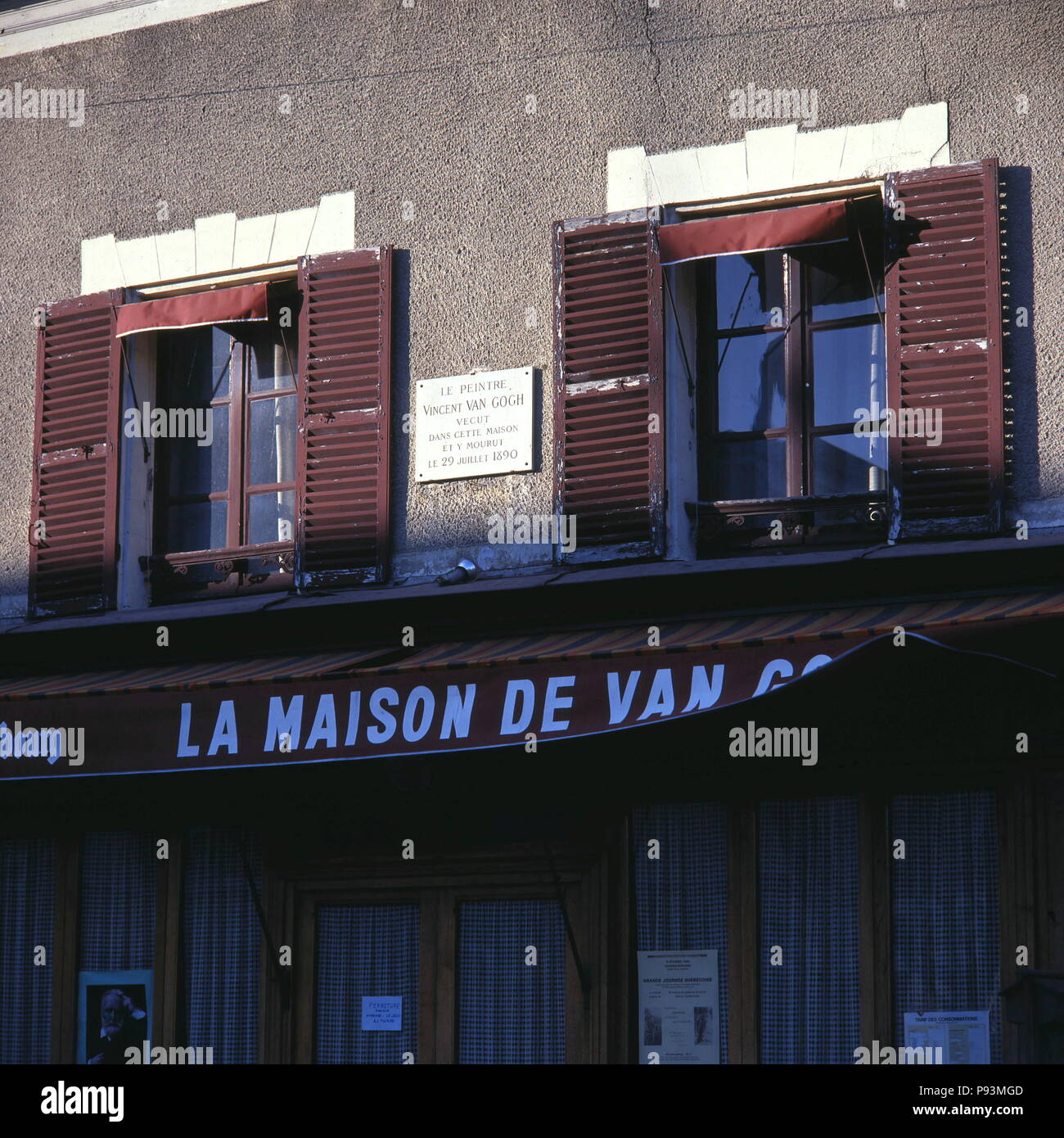 AJAXNETPHOTO. AUVERS SUR OISE, FRANCE. - L'ARTISTE EST MORT ICI - LE CAFÉ LA MAISON DE VAN GOGH DANS LE VILLAGE. Une PLAQUE SUR LA FAÇADE ENTRE LE PREMIER ÉTAGE WINDOWS LIT ' LE PEINTRE Vincent VAN GOGH VECUT DANS CETTE MAISON ET Y mourut le 29 julliet 1890.' - VU DANS LE MILIEU DES ANNÉES 1980, S. PHOTO:JONATHAN EASTLAND/AJAX REF:85 2 1 Banque D'Images