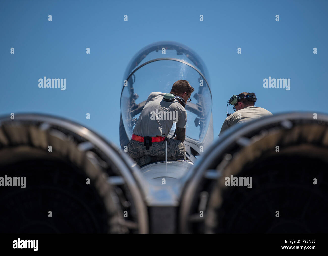 Le McDonnell Douglas F-15E Strike Eagle est un chasseur d'attaque multirôle de l'United States Air Force équipé de deux moteurs Pratt et Whitney F100. Le tirage photographique d'archives enregistre un avion F-15E soutenu par un Boeing C-17 Globemaster III pendant le Gunfighter Flag à Gowen Field, Idaho, le 12 juillet 2018, illustrant des opérations de basing adaptatif. Banque D'Images
