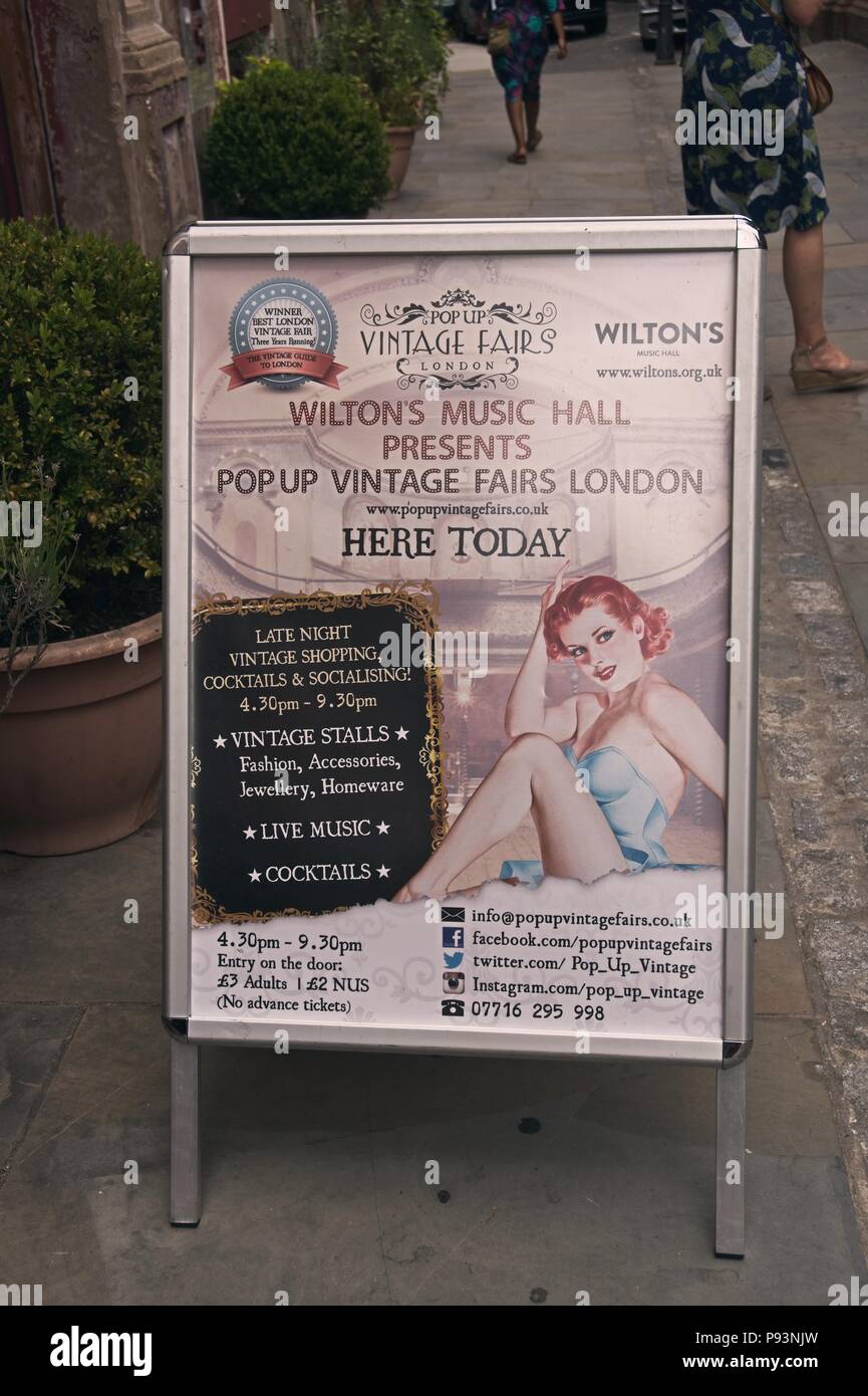 Londres, Royaume-Uni - 12 juillet 2018 : l'affiche de Pop Up Vintage Fairs Londres sur une pancarte à l'entrée de Wilton's Music Hall Banque D'Images