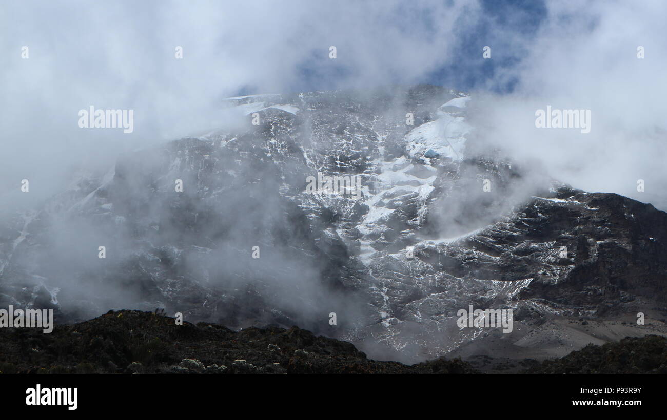 Le pic du Mt. Kilimandjaro couvert dans le nuage, gros plan, Tanzanie Banque D'Images