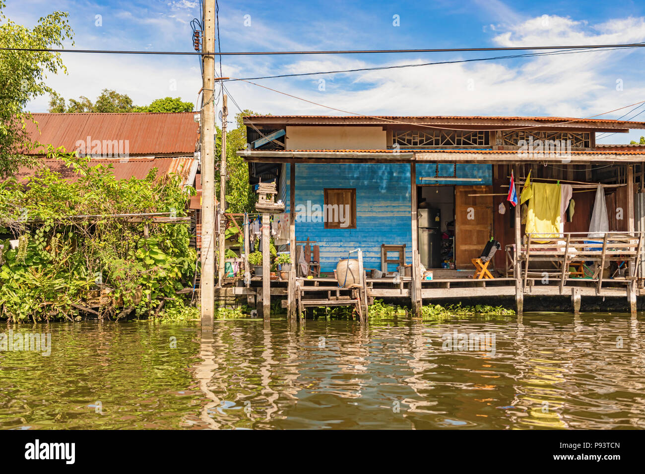 Voir à la maisons en bois le long du canal à Bangkok, Thaïlande Banque D'Images