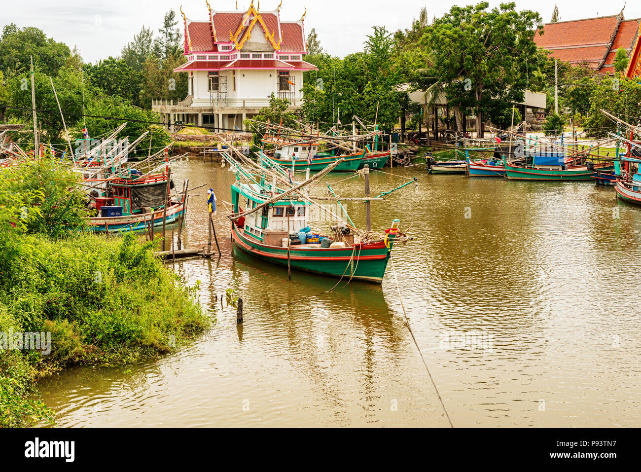 Bateaux de pêcheurs à la baie dans le village près de Hua Hin, Thaïlande Banque D'Images