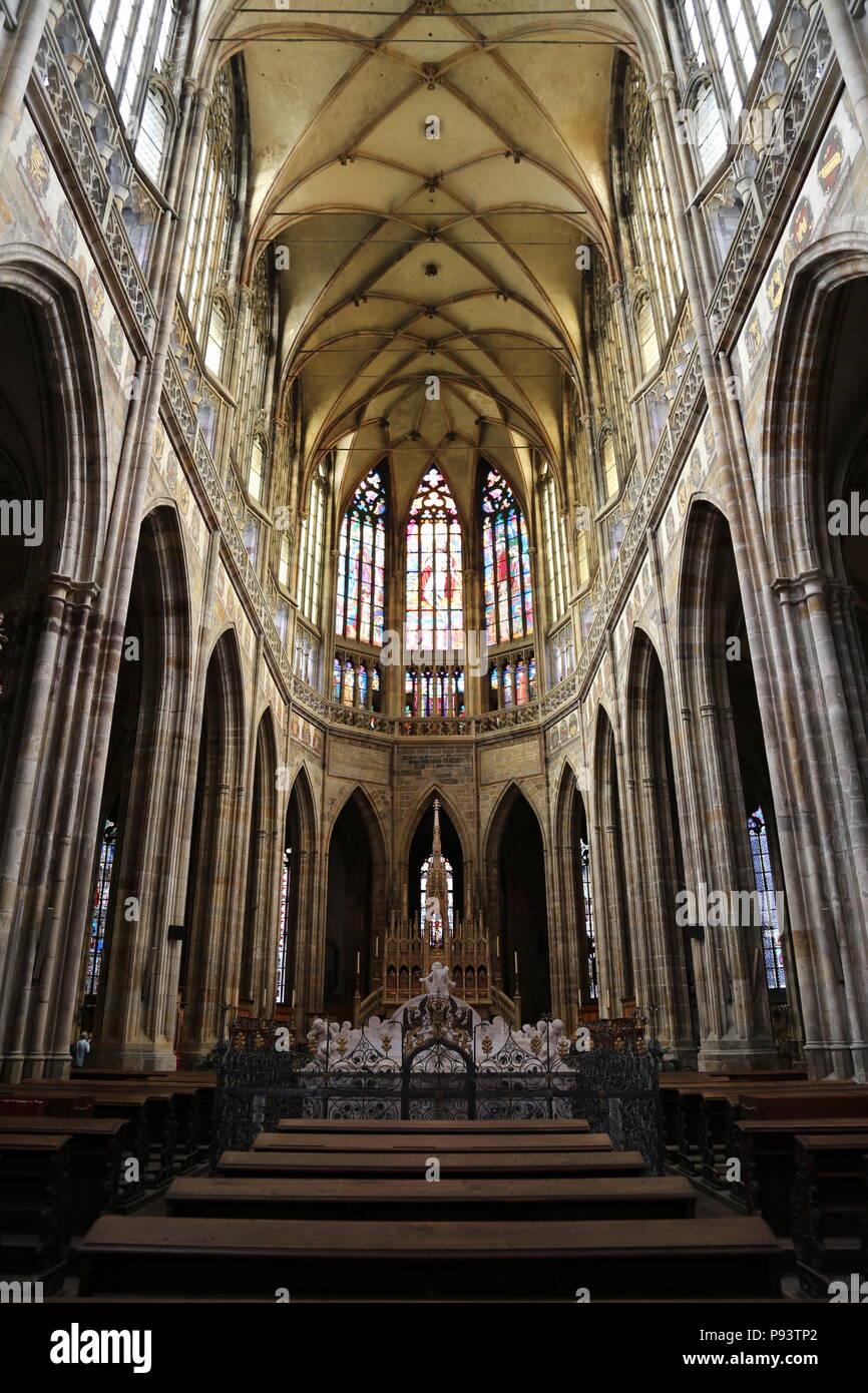 Nef, choeur et le Mausolée Royal, la Cathédrale St Vitus, le château de Prague, Prague, Tchéquie, Hradčany (République tchèque), de l'Europe Banque D'Images