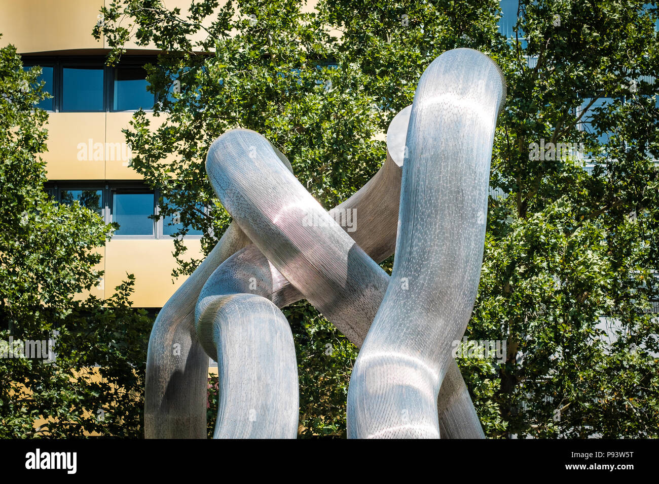 Berlin, Allemagne - juillet 2017 : Détail de la sculpture 'la chaîne brisée' sur Kurfuerstendamm par le sculpteur Brigitte Matschinsky-Denninghoff Matsch et Martin Banque D'Images