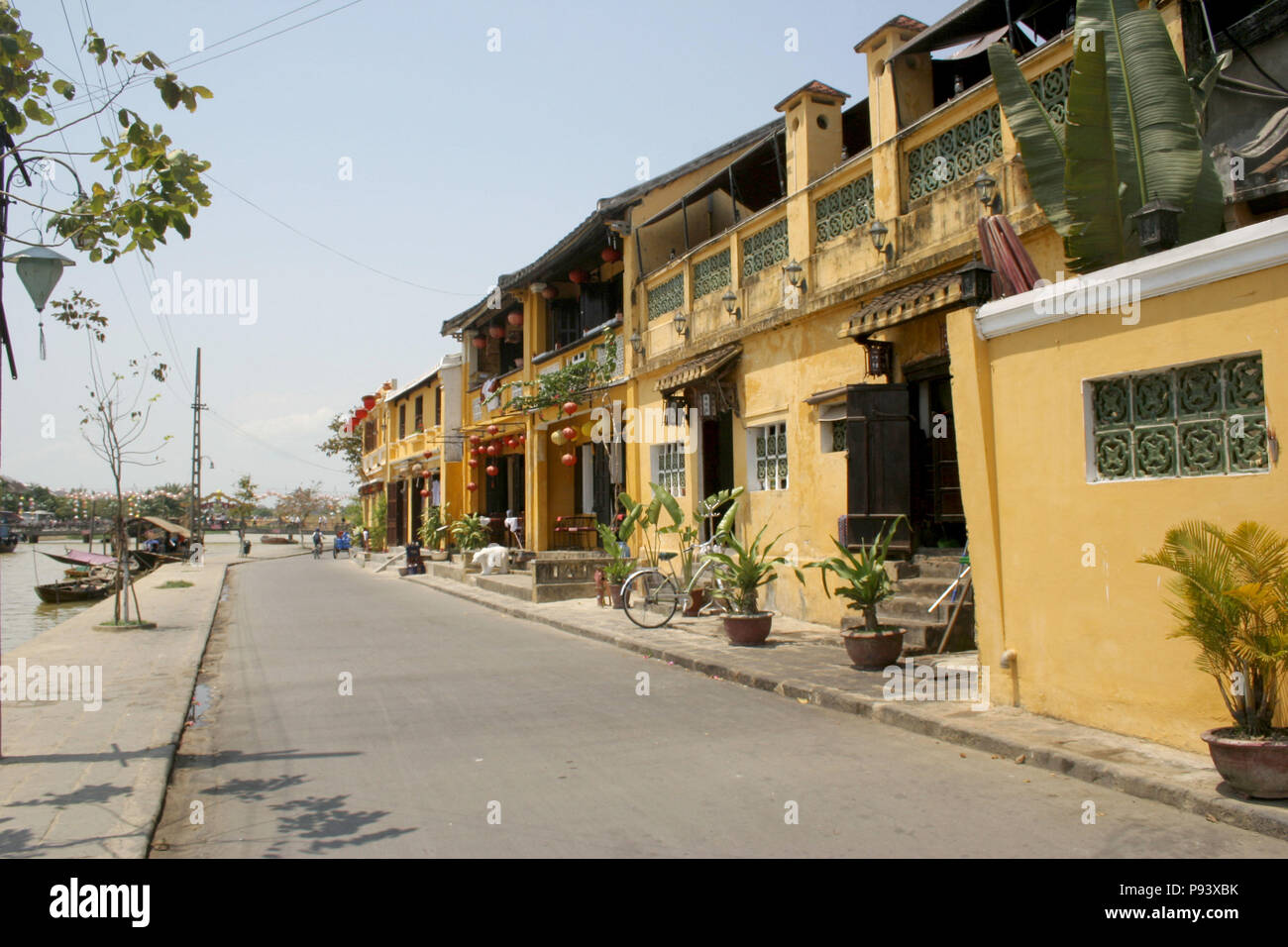 Les édifices vietnamiens par la rivière, Hoi An, Vietnam Banque D'Images