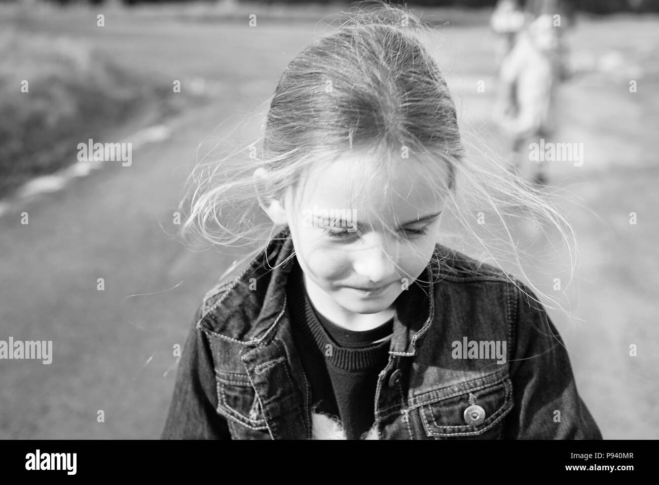 Photographie en noir et blanc d'une fille avec ses cheveux dans le vent Banque D'Images