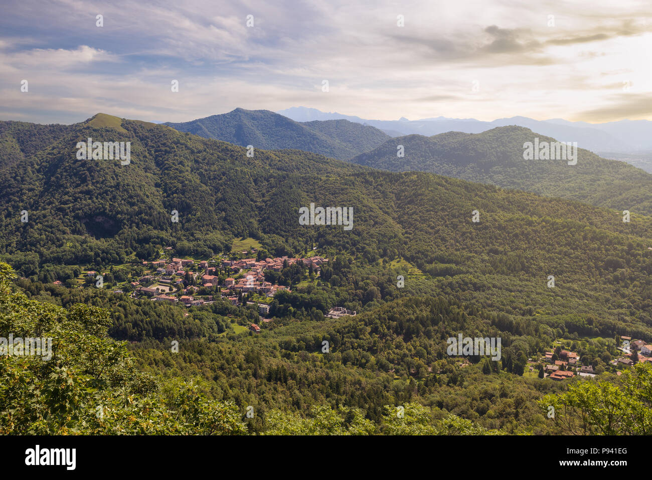 Village de la pré-Alpes Lombard. Rasa di Varese, fraction de la municipalité de Varèse, situé dans le parc régional Campo dei Fiori, Italie Banque D'Images