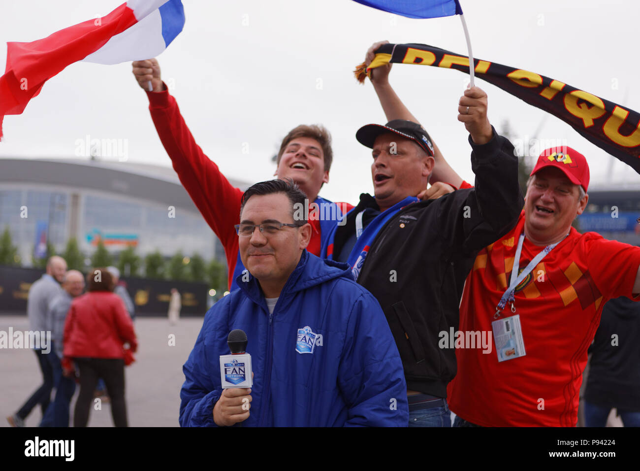 Saint-pétersbourg, Russie - le 10 juillet 2018 : les fans de football, avec des drapeaux entrer dans cadre d'un reportage à Saint-Pétersbourg stadium avant le match de demi-finale Banque D'Images