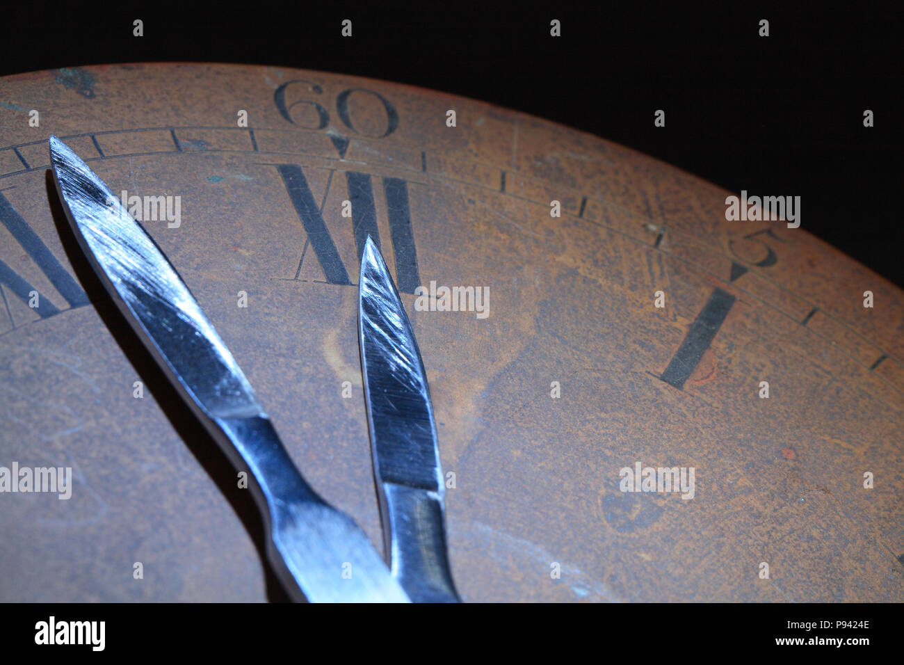 Closeup of old rusty bronze cadran d'horloge. Aiguilles d'horloge fabriqué à partir d'acier d'affûtage scalpels Banque D'Images