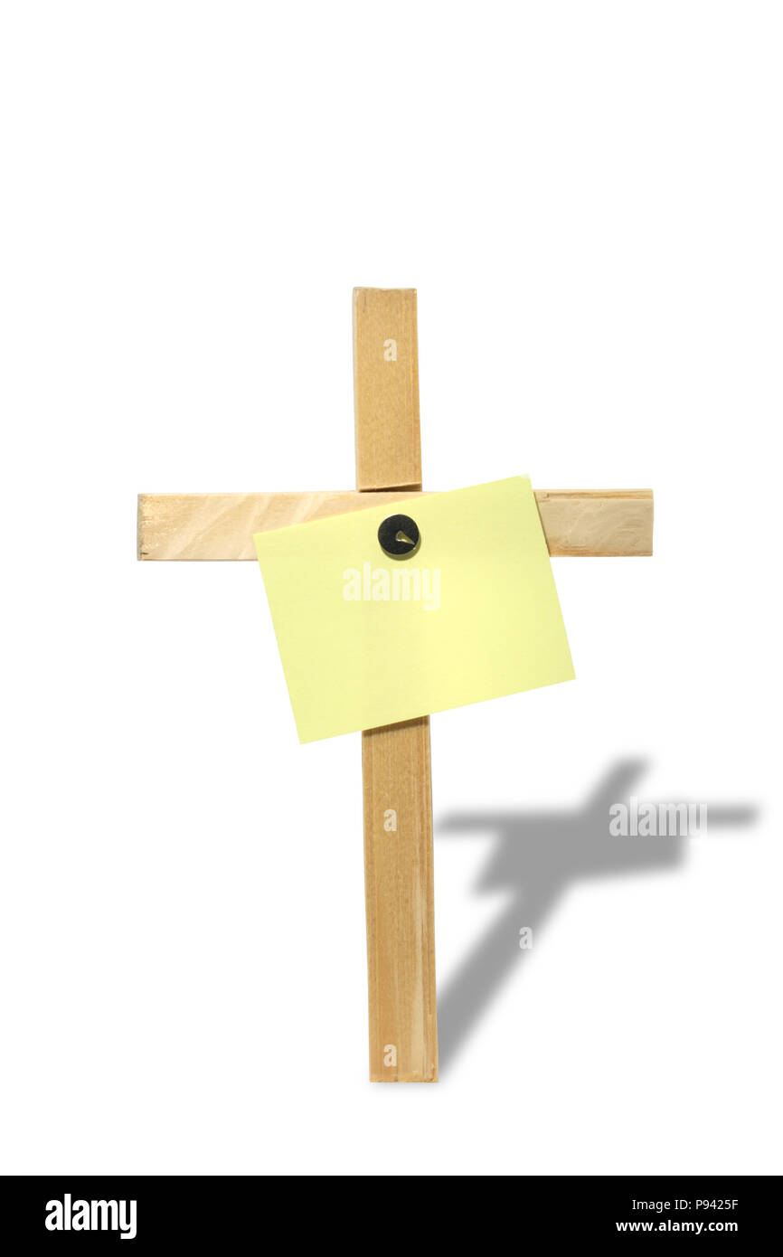 Tablette de papier jaune vide accroché sur croix en bois. Isolated on white with clipping path Banque D'Images