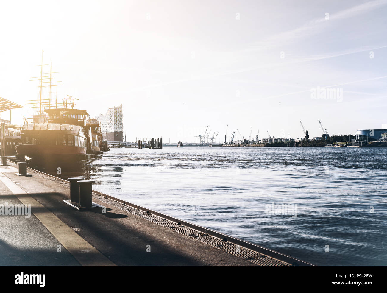 Sankt Pauli piers et waterfront à Hambourg dans la lumière du soleil du matin eary Banque D'Images