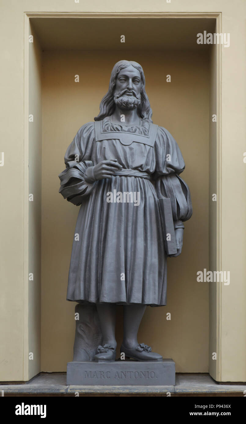 Renaissance italienne graveur Marcantonio Raimondi. Statue sur la façade de l'immeuble du Nouveau Hermitage conçu par l'architecte néoclassique allemand Leo von Klenze à Saint-Pétersbourg, en Russie. Banque D'Images