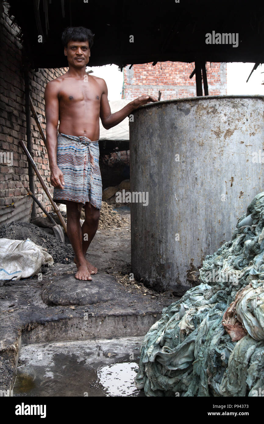 Travailleur de Hazaribagh, usines de cuir / quartier des tanneries, Dhaka, Bangladesh Banque D'Images