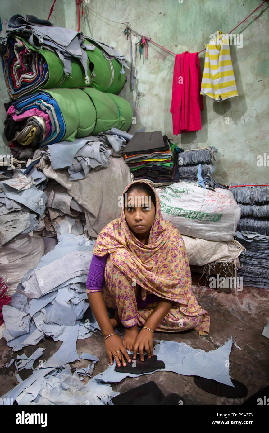 Le travail des enfants dans les usines de Hazaribagh, tanneries de cuir / district, Dhaka, Bangladesh Banque D'Images