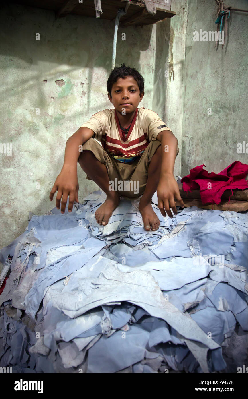 Le travail des enfants dans les usines de Hazaribagh, tanneries de cuir / district, Dhaka, Bangladesh Banque D'Images
