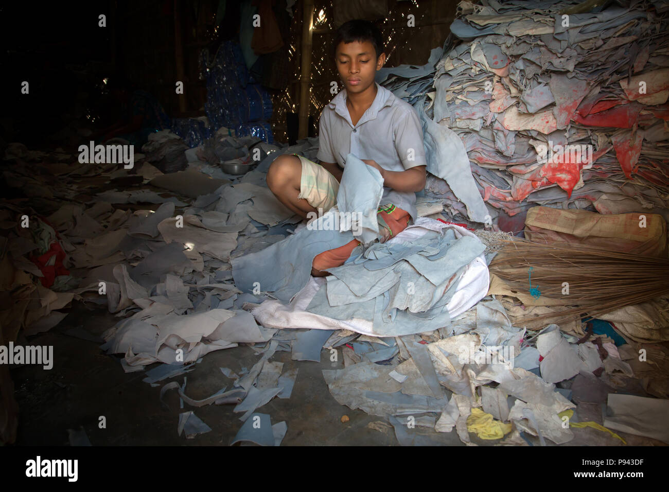 Le travail des enfants dans les usines de Hazaribagh, tanneries de cuir / district, Dhaka, Bangladesh Banque D'Images