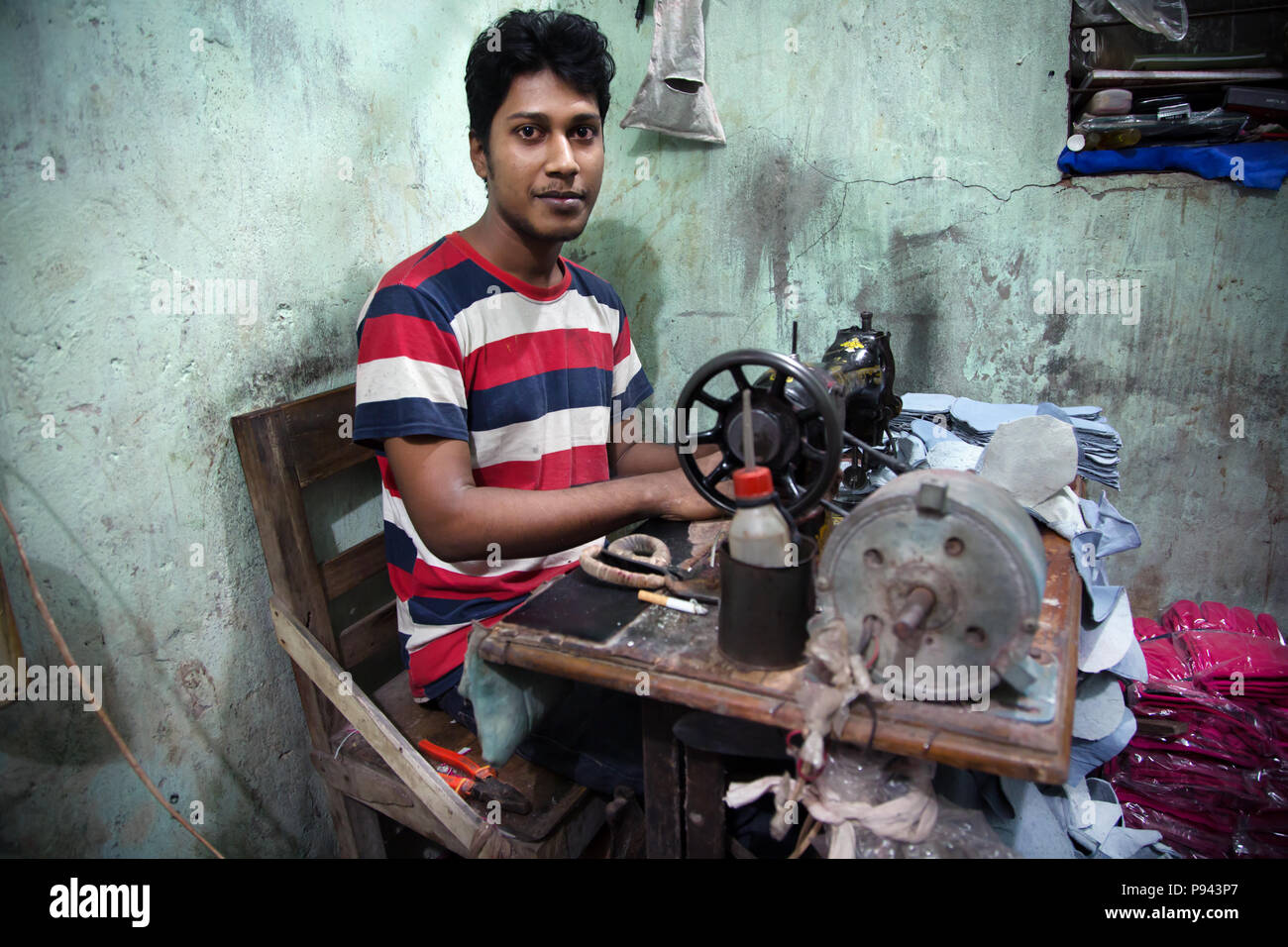 Travailleur de Hazaribagh, usines de cuir / quartier des tanneries, Dhaka, Bangladesh Banque D'Images