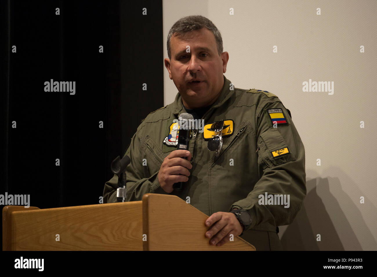 La Force aérienne colombienne Brig. Le général Pablo Garcia, commandant du Commandement de combat aérien 1, parle aux membres de la Force aérienne colombienne et lors d'une séance de traitement à la base aérienne Davis-Monthan Air Force Base, en Arizona, le 6 juillet 2018. L'Armée de l'air colombienne participeront au drapeau rouge 18-3. Drapeau rouge commandants de mission donne l'occasion de diriger dans un dégradé, attaquée et opérationnel environnement limité avec multi-domaine et les partenaires internationaux dans un environnement d'entraînement. (U.S. Photo de l'Armée de l'air par le sergent. Angela Ruiz) Banque D'Images