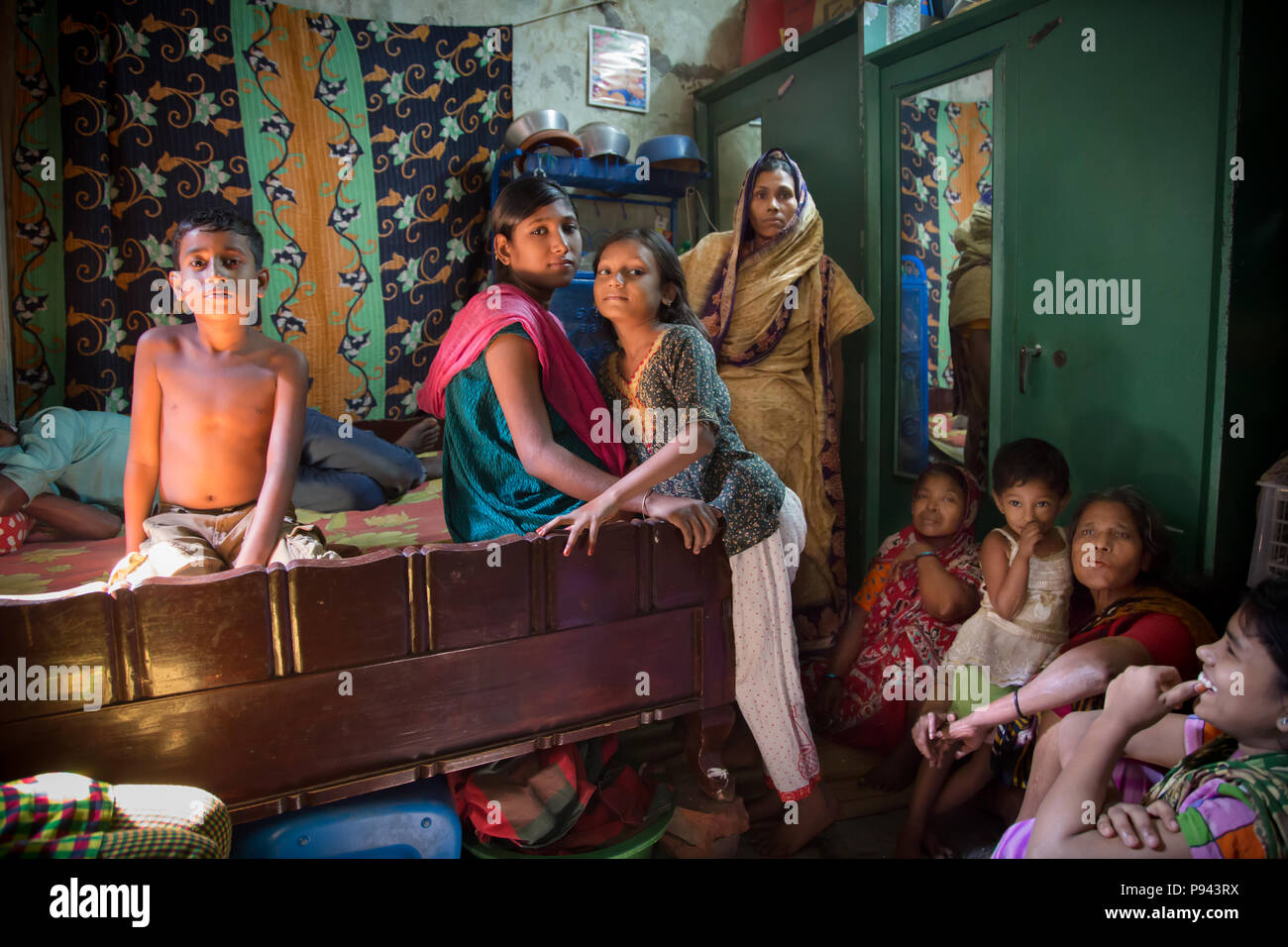 Famille des travailleurs à Hazaribagh, usines de cuir / quartier des tanneries, Dhaka, Bangladesh Banque D'Images