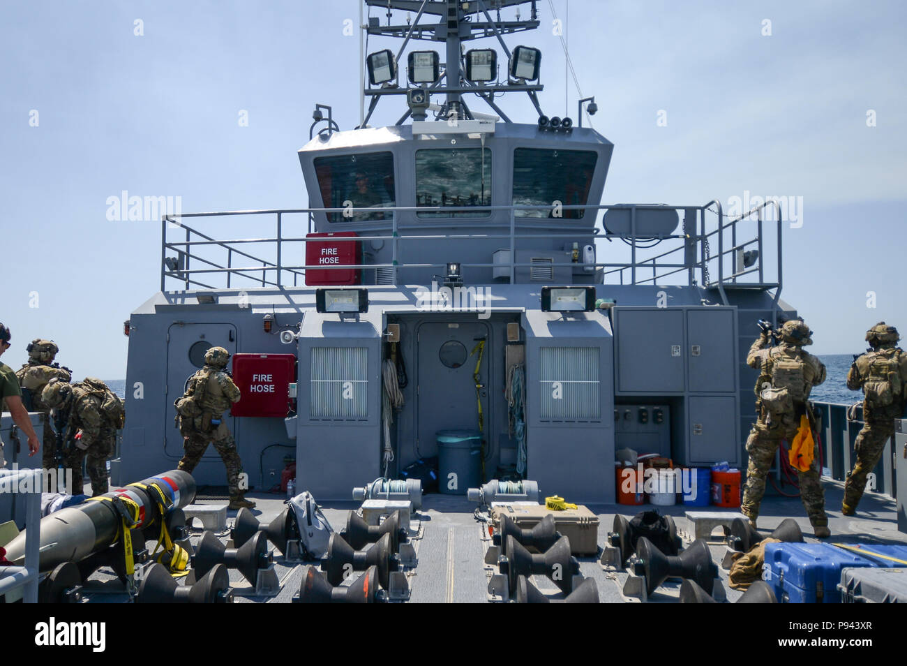 Au large de la côte de Californie du Sud (6 juillet 2018) U.S. Coast Guard forces spécialisées déployable (DSF) affectés à la Sécurité Maritime Response Team - Ouest (MSRT-W) et de la Marine royale du Canada l'élimination des explosifs et munitions de techniciens affectés à l'Unité de plongée de la Flotte pacifique des opérations d'interdiction maritime la formation à l'appui de la lutte contre le dispositif explosif et d'opérations de guerre des mines dans le cadre de commandant de la Force opérationnelle 177 pendant la phase d'intégration de la force de l'EXERCICE RIMPAC Southern California (SOCAL) de l'exercice. Vingt-cinq nations, 46 navires, 5 sous-marins, environ 200 avion : Banque D'Images