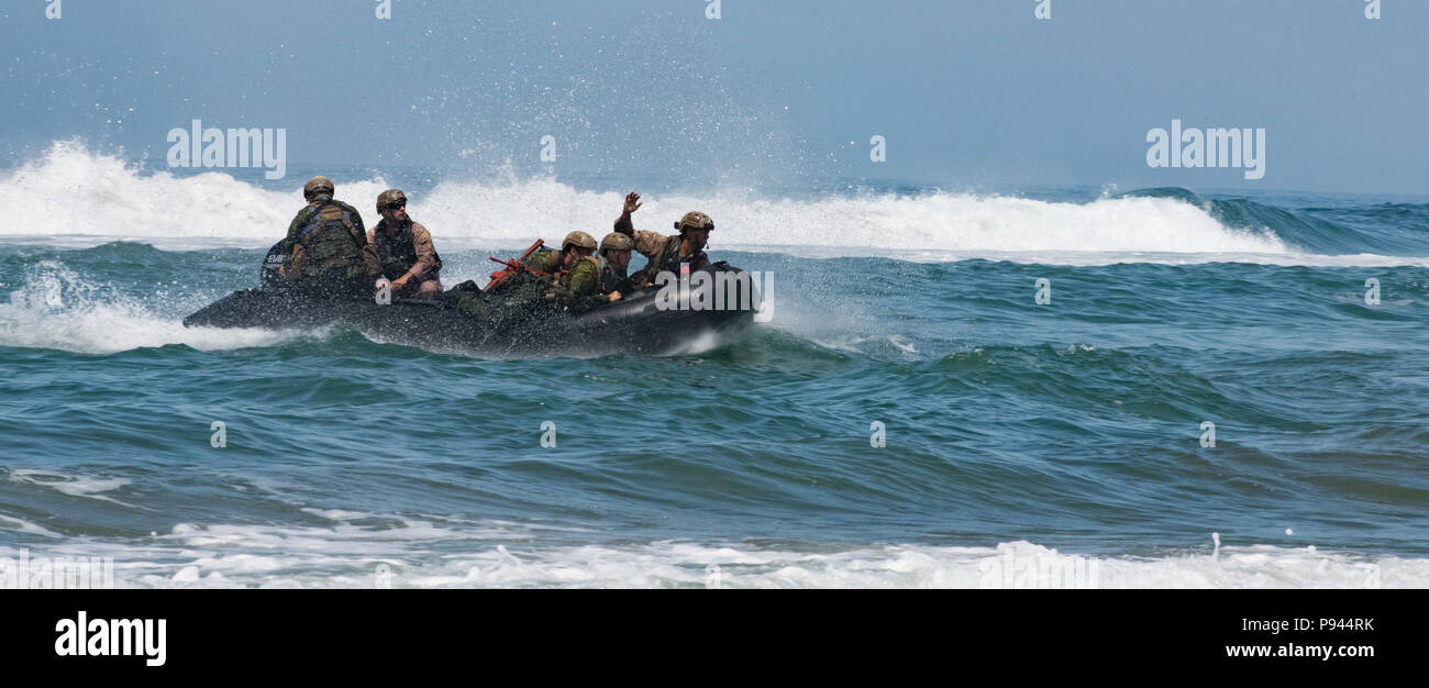 180708-O-N0842-3004 MARINE CORPS BASE CAMP PENDLETON, en Californie (8 juin 2018) Les membres des 2e Bataillon du Royal 22e Régiment et l'équipe de reconnaissance du Corps des Marines des États-Unis 1er Recon se préparer à atterrir au cours de débarquement amphibie de la formation sur des bateaux à coque rigide du Blue Beach Secteur d'entraînement pendant la biennale de Rim of the Pacific (RIMPAC), du Marine Corps Base Camp Pendleton, le 8 juillet. Vingt-cinq nations, 46 navires, 5 sous-marins, environ 200 avions et 25 000 personnes participent à l'EXERCICE RIMPAC du 27 juin au 2 août dans et autour des îles Hawaï et la Californie du Sud. Le w Banque D'Images