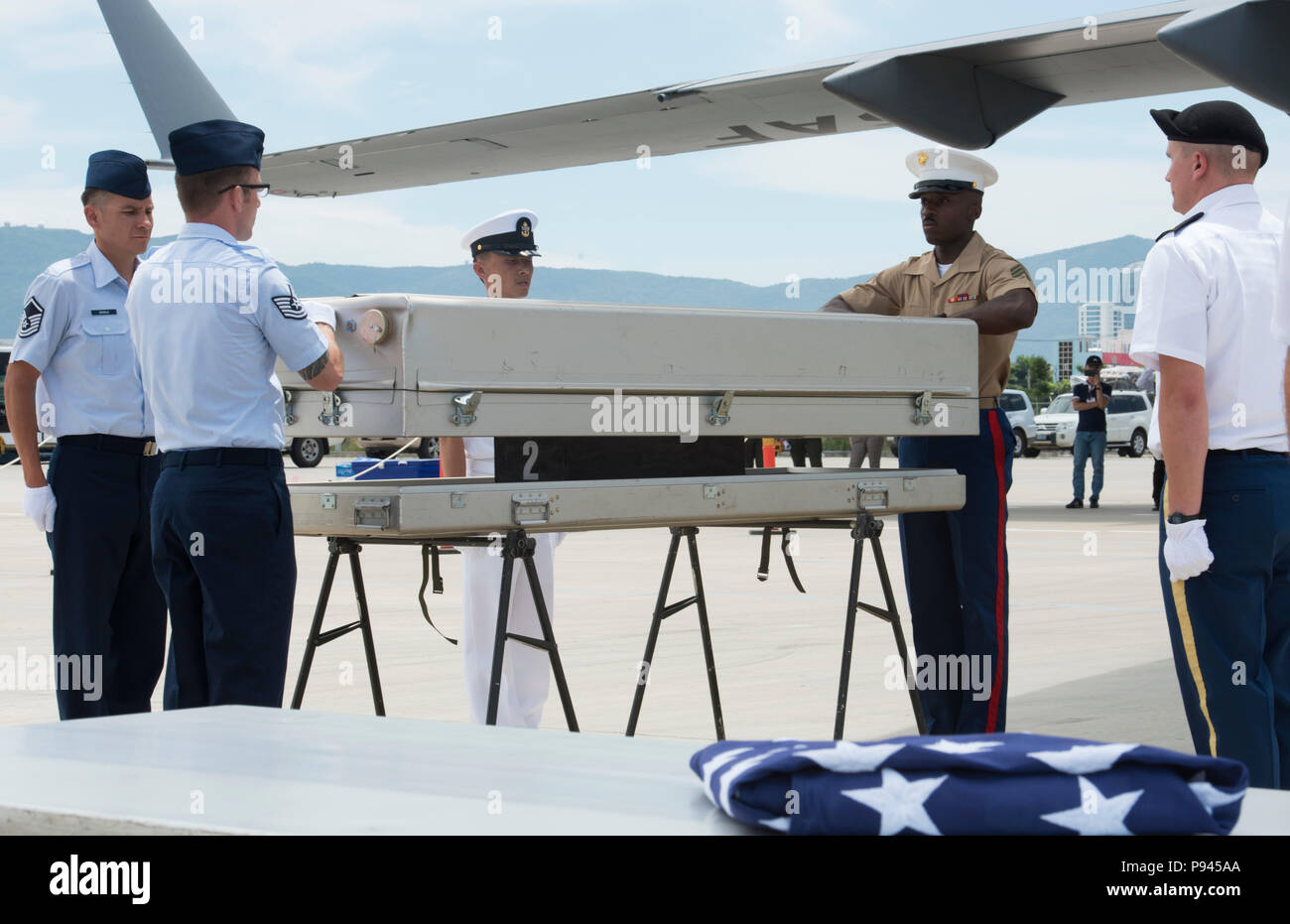 Service américain membres affectés à la défense nationale POW/MIA Agence Comptable (DPAA), fermer une boîte de transfert au cours d'une cérémonie de rapatriement, Da Nang, République socialiste du Vietnam, le 8 juillet 2018. La cérémonie a été menée à l'appui de la DPAA a pour mission d'assurer au mieux de nos comptables employés manquants à leurs familles et à la nation. (U.S. Photo par marine Spécialiste de la communication de masse 2e classe Claire Farin) Banque D'Images