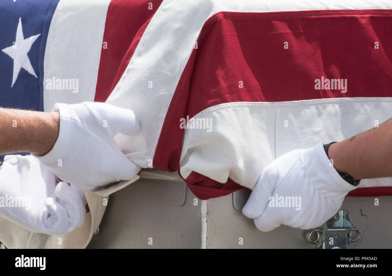 Service américain membres affectés à la défense nationale POW/MIA Agence Comptable (DPAA) enrouler dans une boîte de transfert avec le drapeau américain lors d'une cérémonie de rapatriement, Da Nang, République socialiste du Vietnam, le 8 juillet 2018. La cérémonie a été menée à l'appui de la DPAA a pour mission d'assurer au mieux de nos comptables employés manquants à leurs familles et à la nation. (U.S. Photo par marine Spécialiste de la communication de masse 2e classe Claire Farin) Banque D'Images