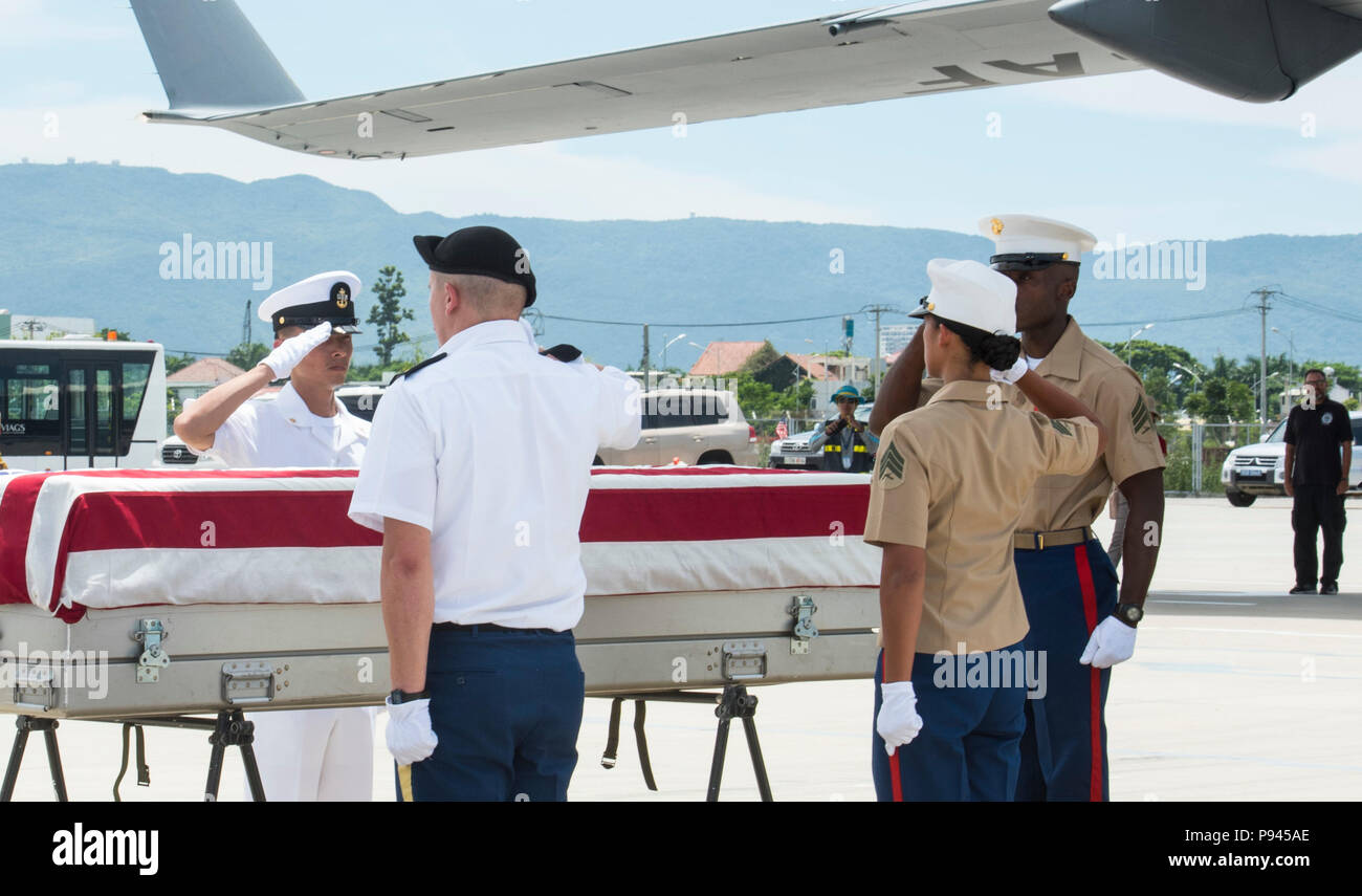 Service aux États-Unis, les membres affectés à la défense nationale POW/MIA Agence Comptable (DPAA), rendre hommage au cours d'une cérémonie de rapatriement, Da Nang, République socialiste du Vietnam, le 8 juillet 2018. La cérémonie a été menée à l'appui de la DPAA a pour mission d'assurer au mieux de nos comptables employés manquants à leurs familles et à la nation. (U.S. Photo par marine Spécialiste de la communication de masse 2e classe Claire Farin) Banque D'Images