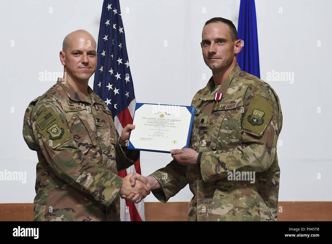 Le colonel Scott Gibson, commandant du groupe expéditionnaire de la 407e et président de séance, présente la Médaille du service méritoire au Lieutenant-colonel Michael semaines au cours d'une cérémonie de passation de commandement dans un endroit inconnu en Asie du Sud-Ouest 8 juillet 2018. Semaines a quitté le commandement de la Force expéditionnaire du 407e Escadron de soutien au lieutenant-colonel Lynn Lightfoot. (U.S. Photo de l'Armée de l'air par le sergent. Dana J. câble) Banque D'Images