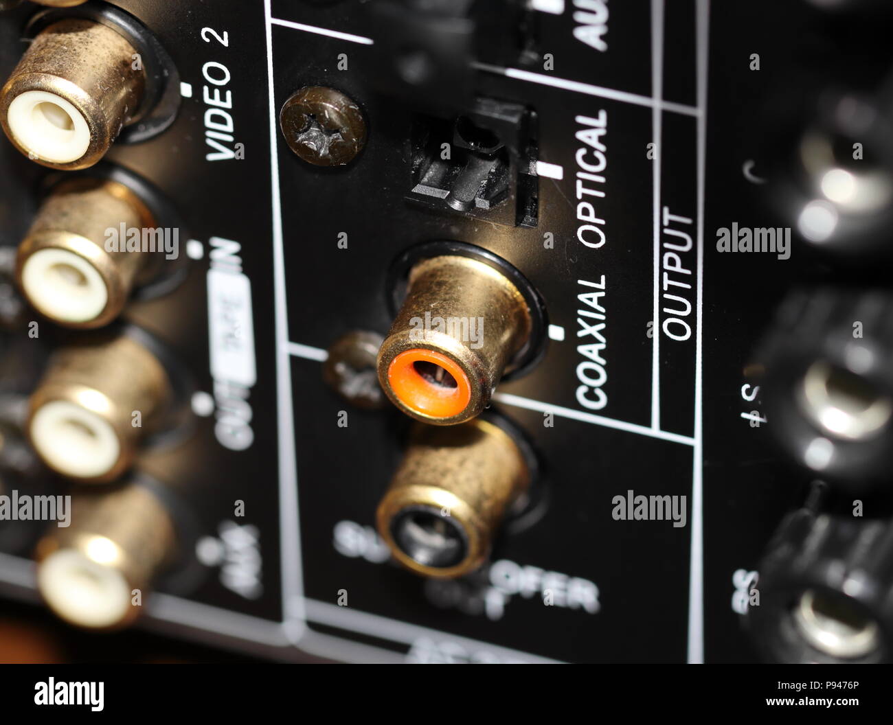 Connecteurs RCA audio et vidéo pour connecter l'équipement à un récepteur Home Cinéma. Arrière du récepteur audio/vidéo avec entrées, sortie. Banque D'Images