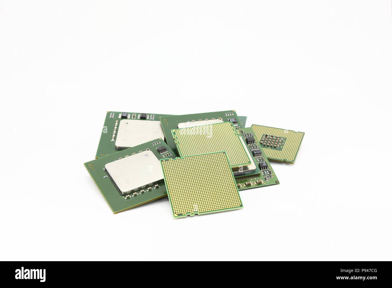 Vareity des CPU de l'ordinateur, le processeur isolé sur fond blanc. Banque D'Images