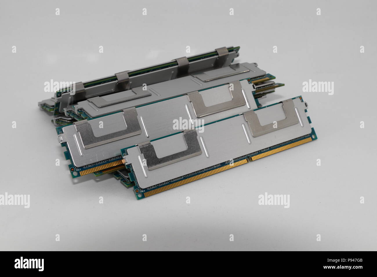 Pile de mémoire DDR RAM haute performance module isolé sur fond blanc Banque D'Images