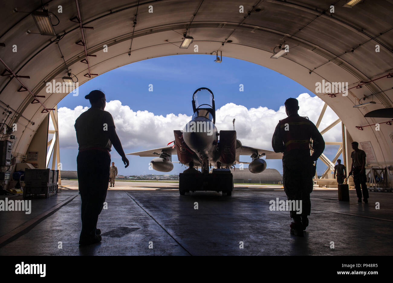 La maintenance du 18e Escadron de maintenance des aéronefs, remorquer un F-15C Eagle dans un abri d'aéronefs de protection lors de la préparation pour le typhon maria le 9 juillet 2018, à Kadena Air Base, au Japon. Les responsables de l'équipe de Kadena déplacé vers les abris de protection pour empêcher les dommages des phénomènes météorologiques. (U.S. Air Force photo par Naoto Anazawa) Banque D'Images