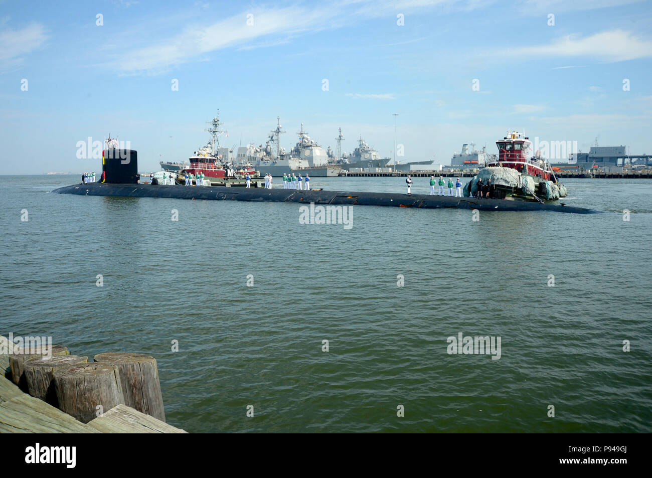 180711-N-JE719-0025 NORFOLK (11 juillet 2018) Le sous-marin d'attaque de la classe Virginia USS John Warner (SSN 785), tire sur la base navale de Norfolk, en suivant la réalisation d'un déploiement de six mois. John Warner est retourné à son port d'attache après avoir réussi une mutation à la sixième flotte américaine zone d'opérations. (U.S. Photo par marine Spécialiste de la communication de masse de 1re classe Jeffrey M. Richardson/libérés) Banque D'Images