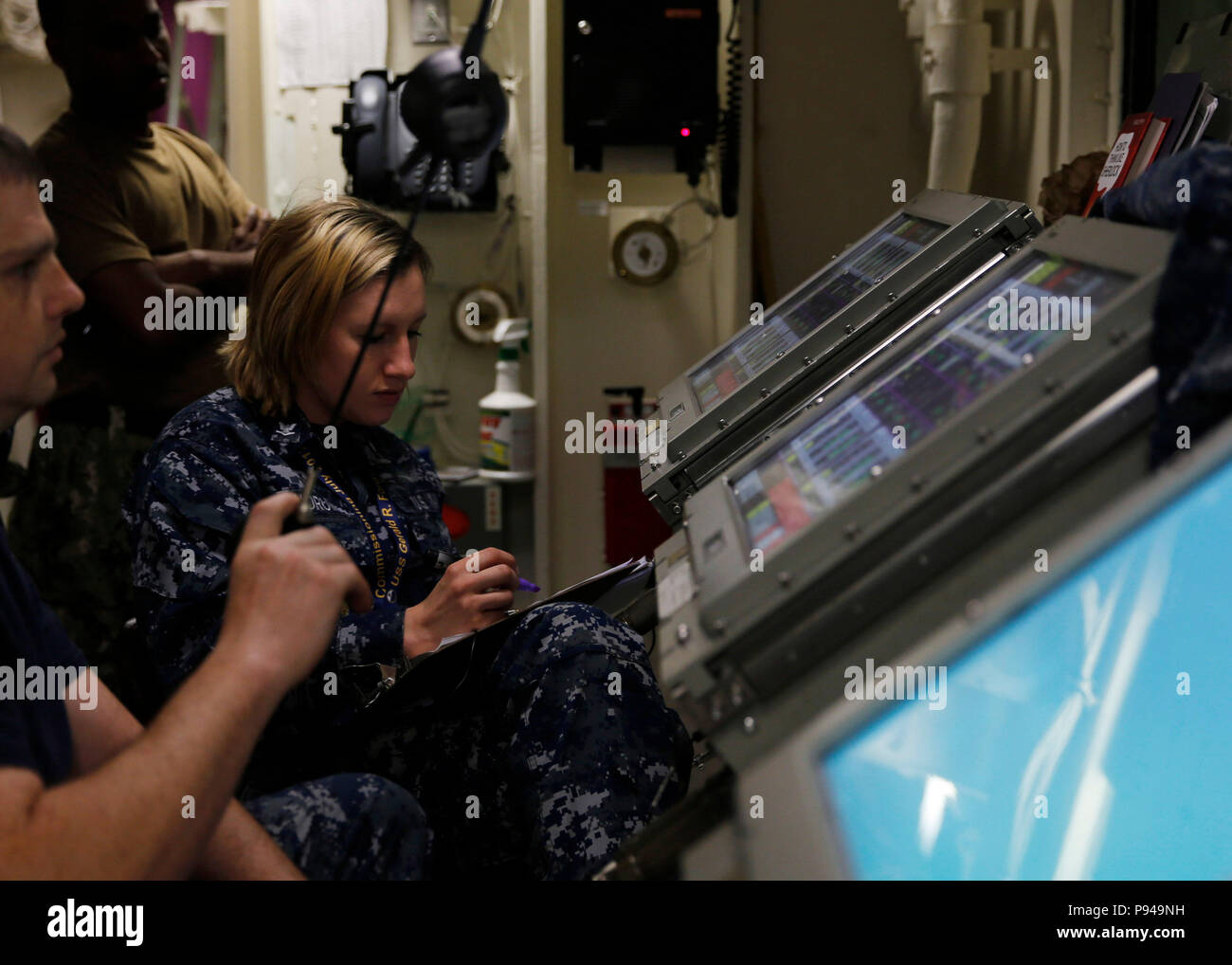 NORFOLK, Virginie (11 juillet 2018) l'Aviation maître de Manœuvre (carburant) 3e classe Automne Landrum, de Oliver Springs, New Mexico, affectés à l'USS Gerald R. Ford (CVN 78) Ministère de l'air du réservoir de carburant, les billes de gallons et heures de départ au cours d'un déchargement du combustible. Ford s'apprête à entrer dans les chantiers pour poster le disponibilité de Newport News en Virginie. (U.S. Photo par marine Spécialiste de la communication de masse 2e classe Ryan Litzenberger) Banque D'Images