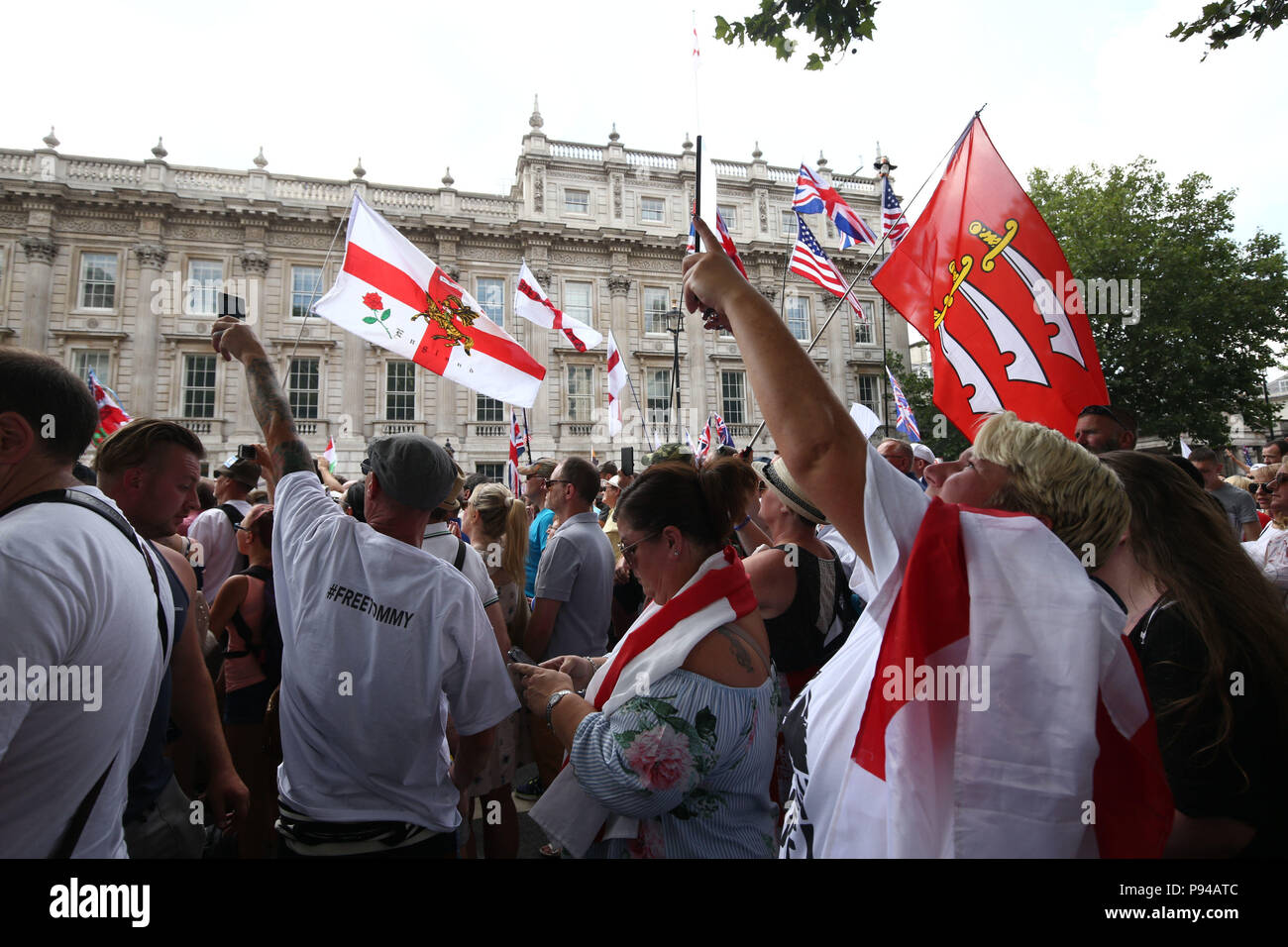 Les partisans de Tommy Robinson et Pro-Trump partisans viennent ensemble à Whitehall, Londres pour une manifestation en soutien de la visite du président des États-Unis au Royaume-Uni et appelant à la libération des emprisonnés Tommy Robinson. Banque D'Images