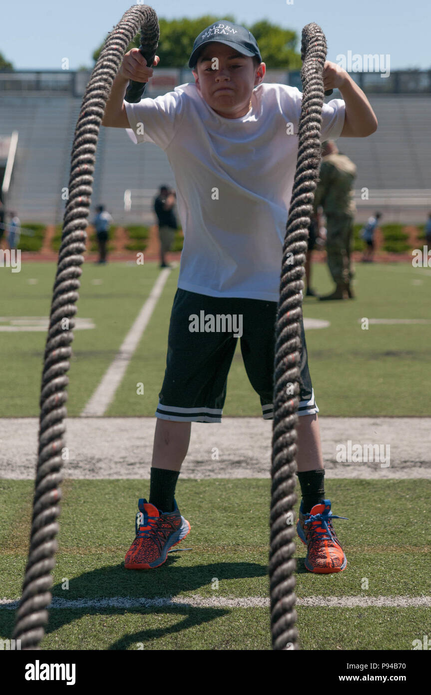 BOSTON - Robert Erkkila, un des cadets de l'Académie de Police Junior Malden, pousse à travers la douleur sur la bataille de la Garde côtière station de cordes monter Défi à Dillboy Stadium à Somerville, Massachusetts le 12 juillet 2018. Le défi de la condition physique a été le cadre d'une collaboration entre la Garde nationale et de la police locale afin d'encourager l'engagement entre les jeunes des villes et les responsables de la sécurité publique. Le Massachusetts (photo de la Garde nationale de la CPS de l'armée. Samuel D. Keenan) Banque D'Images