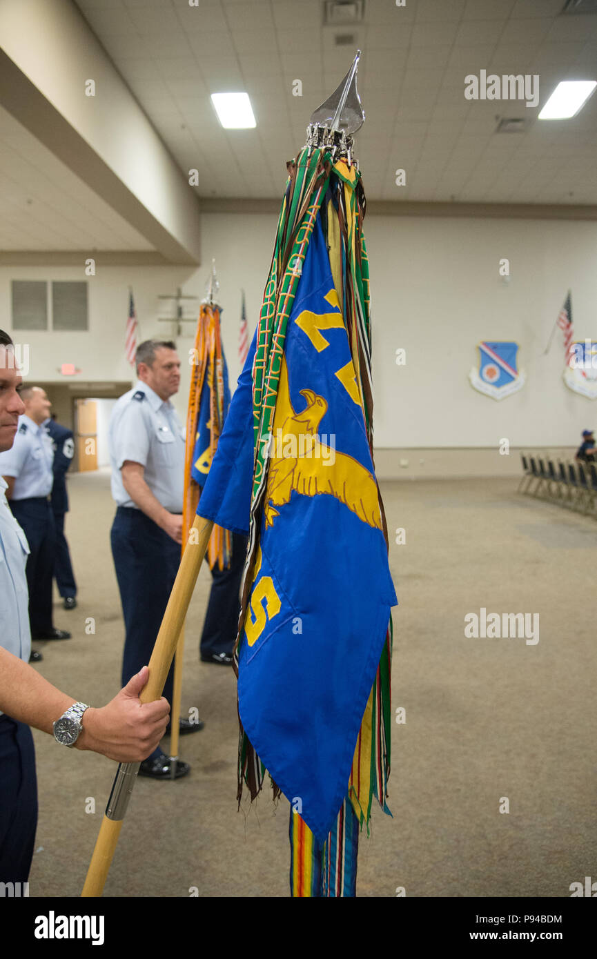 Col David Gordan, 2e commandant du Groupe des opérations, prend le commandement de la 2e OG du colonel Kurt Schendzielos à base aérienne de Barksdale, en Louisiane, le 27 juin 2018. (U.S. Air Force photo par un membre de la 1re classe Lillian Combes) Banque D'Images