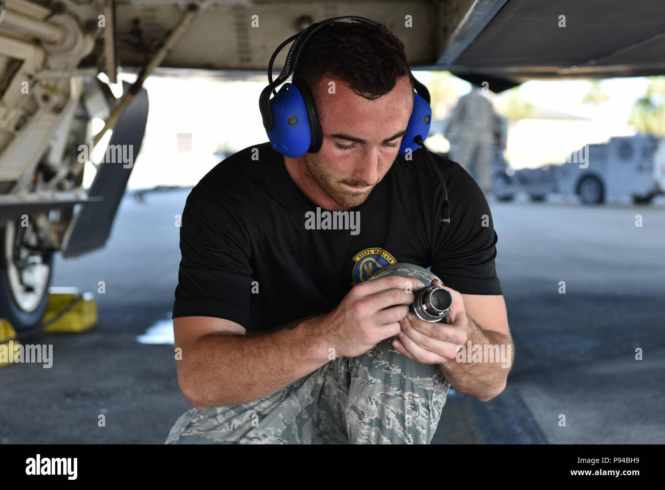 U.S. Air Force d'un membre de la 1re classe Elijah Jordan, 325e Escadron de maintenance aéronef spécialiste systèmes d'armement, inspecte une pièce d'équipement sur la piste à la base aérienne Tyndall, en Floride, le 10 juillet 2018. La Jordanie a représenté la 43e équipe de l'Unité de maintenance d'aéronefs pour l'équipe de chargement de la concurrence le 2ème trimestre. (U.S. Air Force photo par un membre de la 1re classe Delaney Gonzales/libérés) Banque D'Images