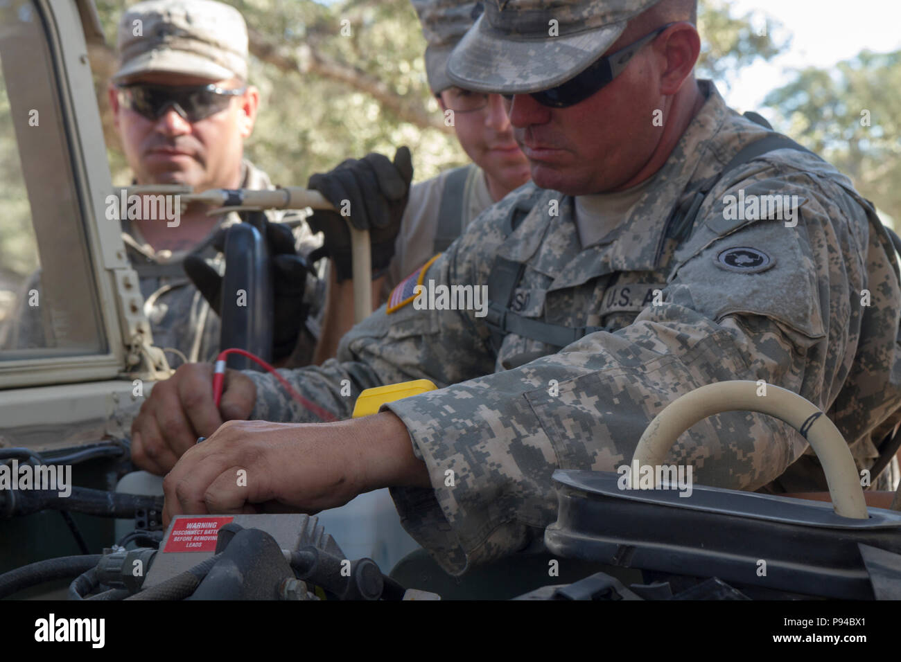 Suite HUNTER LIGGETT-- Spc de l'armée américaine. Christopher Rasko de la 348e compagnie de transport effectue des tests de maintenance sur un véhicule tactique au cours de la 91e Division de formation Soutien au combat de l'exercice de formation (CSTX 91-18-01) le 11 juillet 2018 à Ft. Hunter Liggett, en Californie. L'CSTX 91-18-01 assure America's Army les unités de la Réserve sont formés pour déployer ce qui porte capable, aptes au combat, et la puissance de feu meurtrière à l'appui de l'armée et nos partenaires n'importe où dans le monde. (U.S. Photo de l'armée par la CPS. Derek Cummings) Banque D'Images