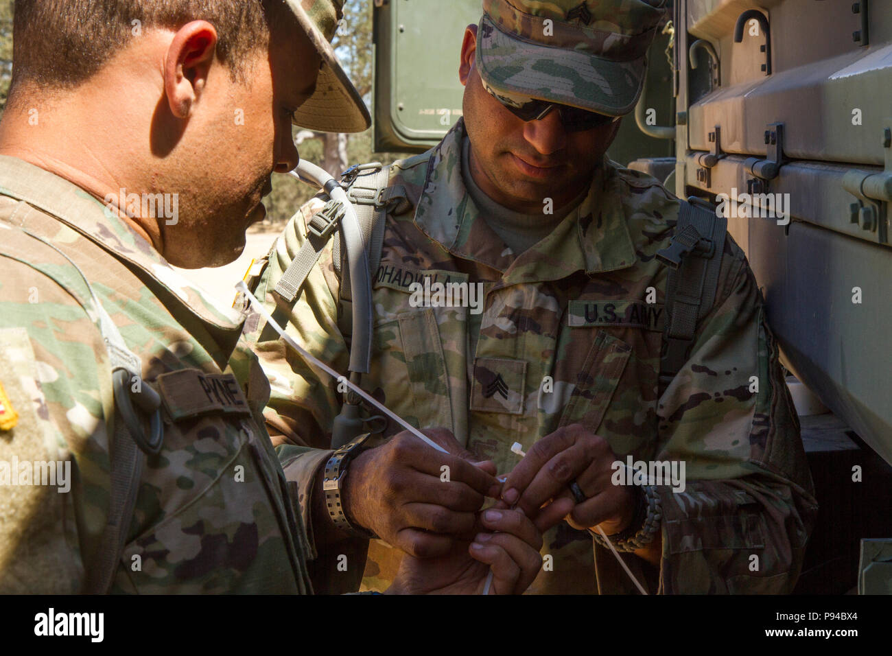 FORT HUNTER LIGGETT-- U.S. Army Sgt. Fakmruddin Dohadwala et SPC. Tyrone Payne de la 348e compagnie de transport installer une inegrated système d'engagement laser multiples au cours de la 91e Division de formation Soutien au combat de l'exercice de formation (CSTX 91-18-01) le 11 juillet 2018 à Ft. Hunter Liggett, en Californie. L'CSTX 91-18-01 assure America's Army les unités de la Réserve sont formés pour déployer ce qui porte capable, aptes au combat, et la puissance de feu meurtrière à l'appui de l'armée et nos partenaires n'importe où dans le monde. (U.S. Photo de l'armée par la CPS. Derek Cummings) Banque D'Images