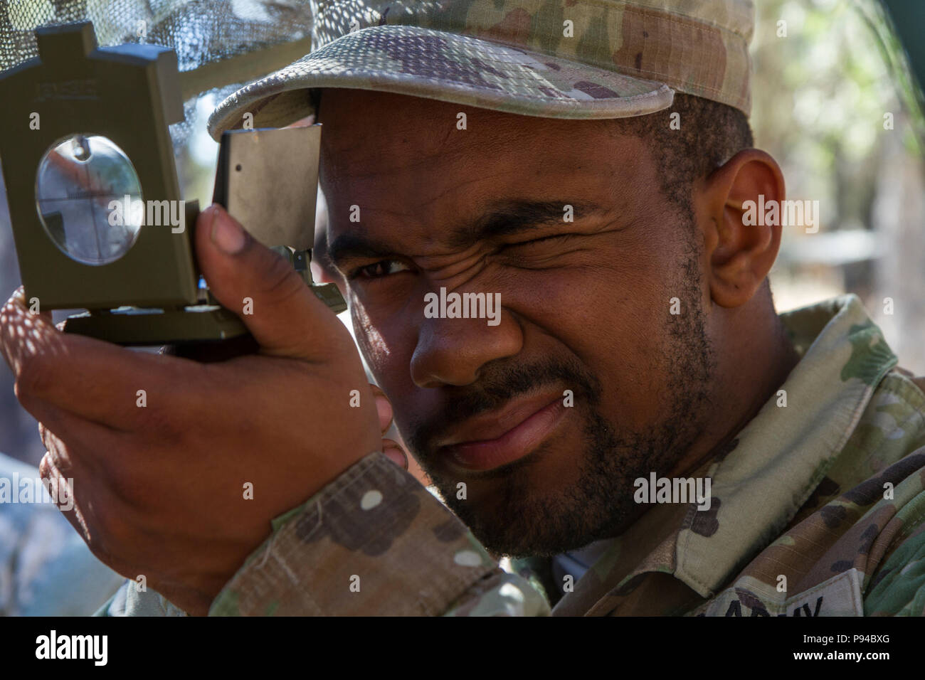 FORT HUNTER LIGGETT-- Spc de l'armée américaine. Chris Johnson de la 348e compagnie de transport tire un azimut durant la navigation terrestre de la formation pendant la formation de combat du 91e Division Soutien d'entraînement (CSTX 91-18-01) le 11 juillet 2018 à Ft. Hunter Liggett, en Californie. L'CSTX 91-18-01 assure America's Army les unités de la Réserve sont formés pour déployer ce qui porte capable, aptes au combat, et la puissance de feu meurtrière à l'appui de l'armée et nos partenaires n'importe où dans le monde. (U.S. Photo de l'armée par la CPS. Derek Cummings) Banque D'Images